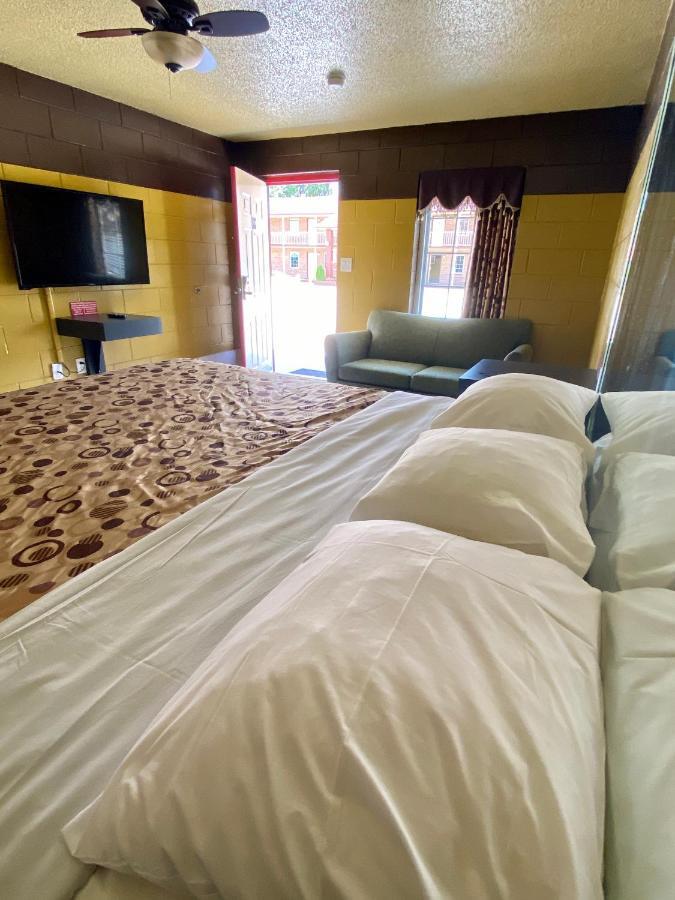 Savannah Inn And Suites Savannah Port Area Екстер'єр фото