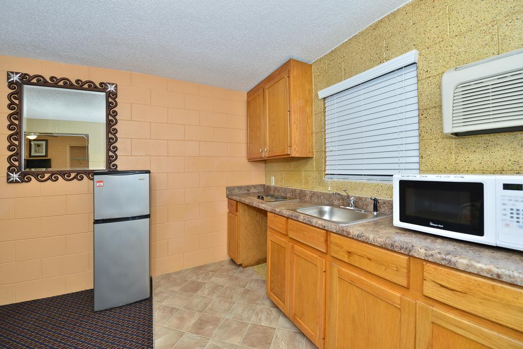 Savannah Inn And Suites Savannah Port Area Номер фото