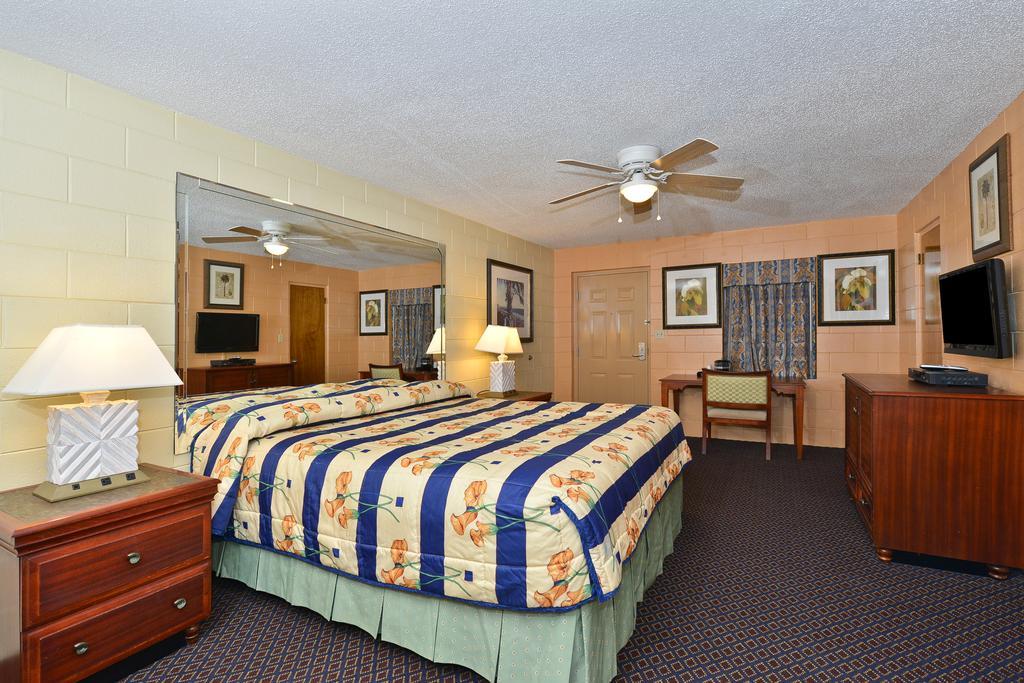 Savannah Inn And Suites Savannah Port Area Номер фото