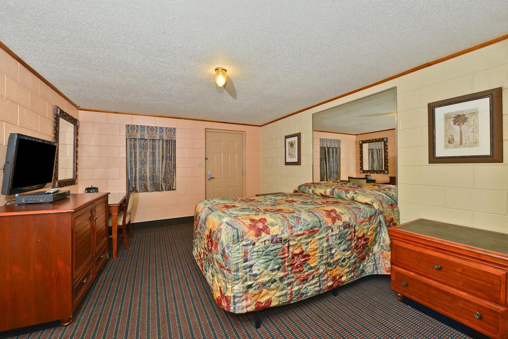 Savannah Inn And Suites Savannah Port Area Номер фото