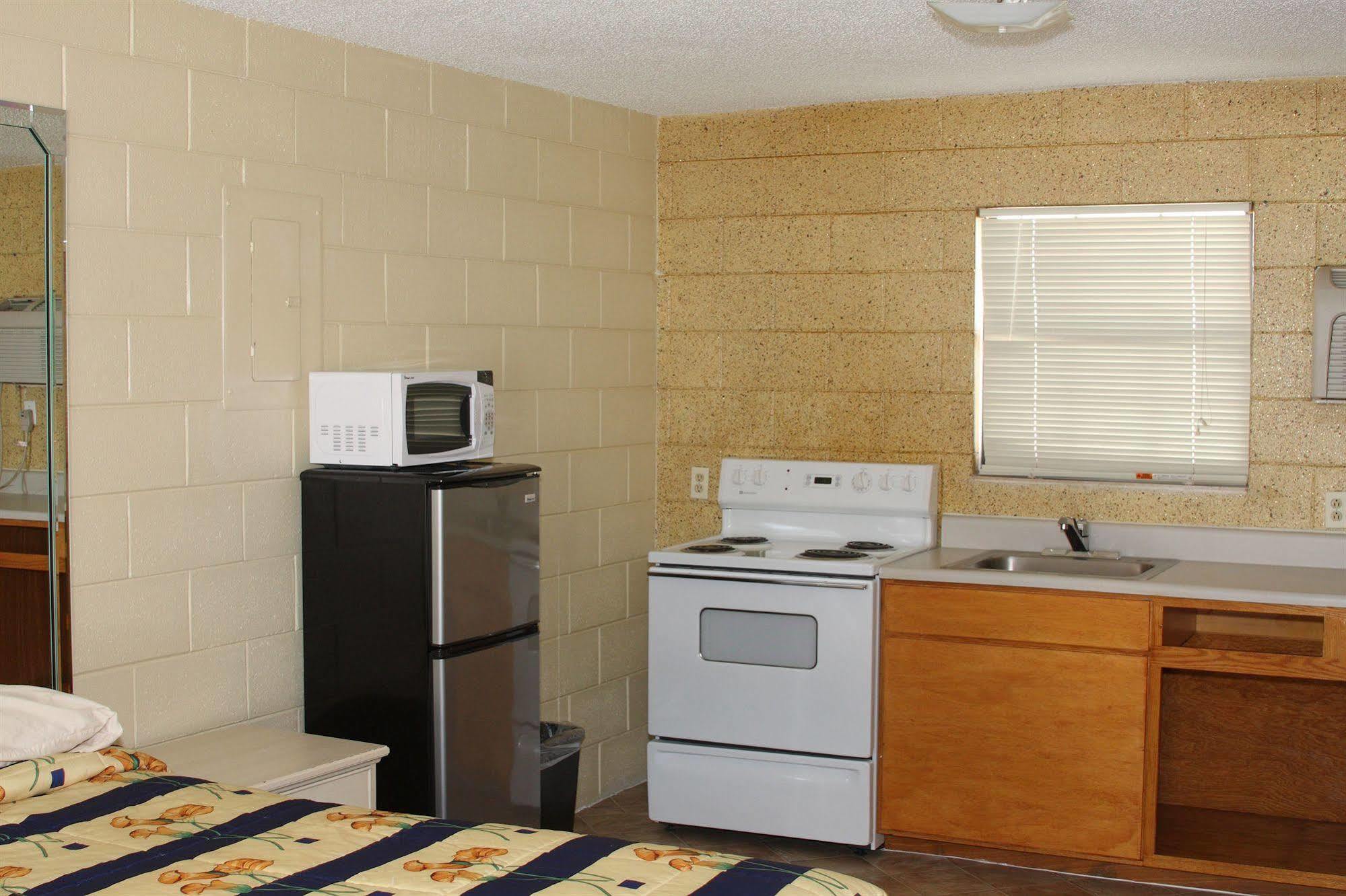 Savannah Inn And Suites Savannah Port Area Екстер'єр фото
